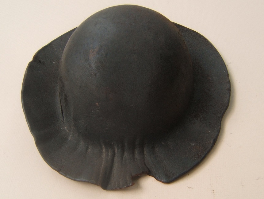 A VERY GOOD & SCARCE AMERICAN REVOLUTIONARY WAR PERIOD BOILED-LEATHER FIGHTING CAP, ca. 1780 front