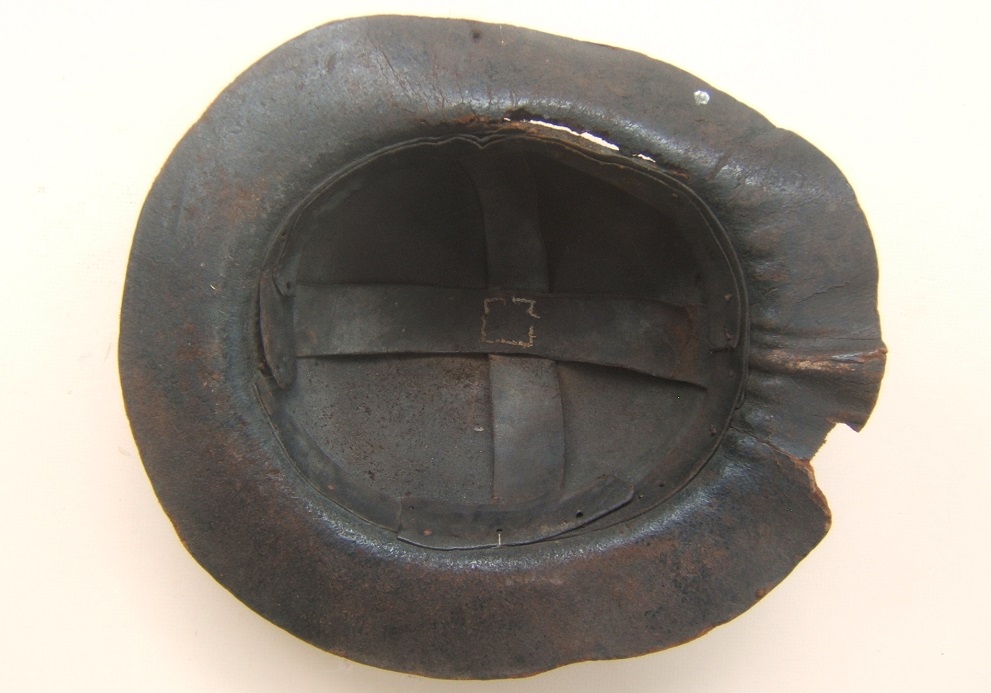 A VERY GOOD & SCARCE AMERICAN REVOLUTIONARY WAR PERIOD BOILED-LEATHER FIGHTING CAP, ca. 1780 front