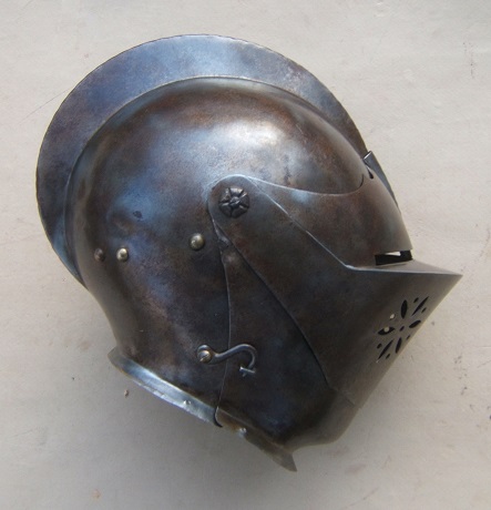 A VERY GOOD QUALITY VICTORIAN/EDWARDIAN PERIOD GERMAN CLOSED-HELMET, ca. 1620/1900 front