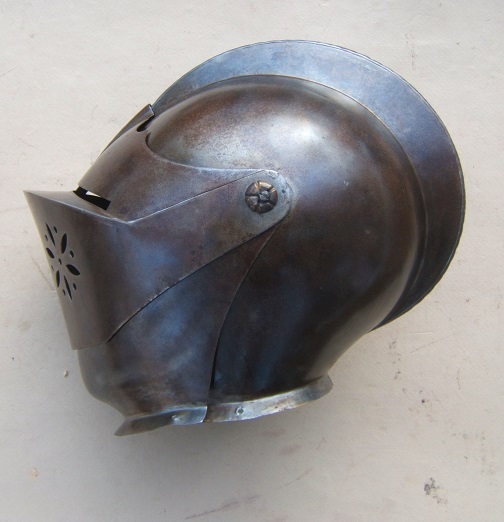 A VERY GOOD QUALITY VICTORIAN/EDWARDIAN PERIOD GERMAN CLOSED-HELMET, ca. 1620/1900 front