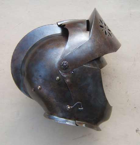 A VERY GOOD QUALITY VICTORIAN/EDWARDIAN PERIOD GERMAN CLOSED-HELMET, ca. 1620/1900 front