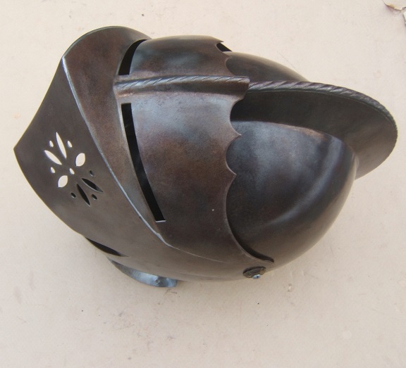 A VERY GOOD QUALITY VICTORIAN/EDWARDIAN PERIOD GERMAN CLOSED-HELMET, ca. 1620/1900 front