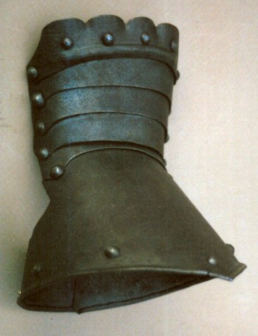 16TH CENTURY GERMAN GAUNTLET, ca. 1850 front