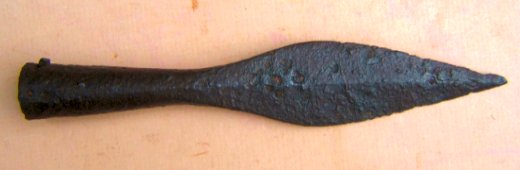 A FINE 10TH-11TH CENTURY VIKING SPEAR HEAD front