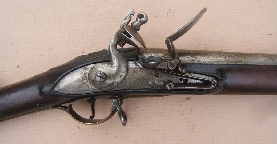 A VERY GOOD & RARE COMMERCIALLY MANUFACTURED FRENCH & INDIAN/AMERICAN REVOLUTIONARY WAR PERIOD FIRST MODEL/LONGLAND PATTERN 1756 ROYAL ARTILLERY BROWN BESS CARBINE, ca. 1760 view 4