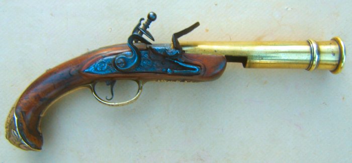 A VERY RARE BREECH-LOADING REVOLUTIONARY WAR PERIOD FRENCH FLINTLOCK NAVAL OFFICER'S FLARE/PRYOTECHNIC PISTOL, ca. 1760-1770 view 3