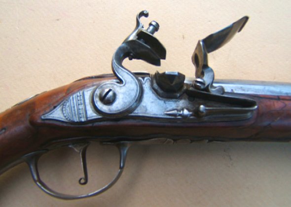 A FINE 18TH CENTURY FRENCH/GERMAN FLINTLOCK HOLSTER PISTOL, ca. 1730s view 3