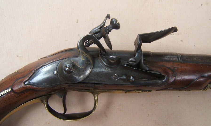 A FINE EARLY 18th CENTURY ENGRAVED BRASS-MOUNTED EARLY COLONIAL PERIOD ENGLISH FLINTLOCK HOLSTER PISTOL, BY SAMUEL LOVE, ca. 1715 view 3