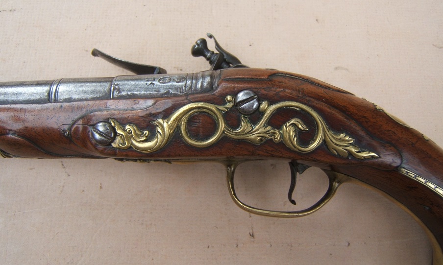 A FINE EARLY 18th CENTURY ENGRAVED BRASS-MOUNTED EARLY COLONIAL PERIOD ENGLISH FLINTLOCK HOLSTER PISTOL, BY SAMUEL LOVE, ca. 1715 view 4