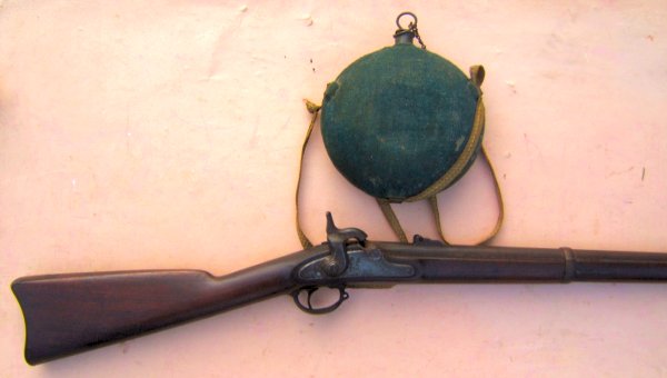 A VERY GOOD CIVIL WAR USED US MODEL 1863 SPRINGFIELD MUSKET & WOOL-COVERED CIVIL WAR SOLDIER'S CANTEEN, dtd. 1864 view 1