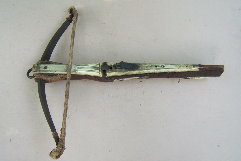 A VERY GOOD 16TH CENTURY GERMAN (SAXON) STAGHORN INLAYED CROSSBOW, ca. 1575 view 2