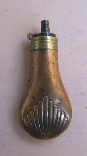 A FINE 19th CENTURY SMALL-SIZED (PISTOL-TYPE) EMBOSSED COPPER POWDER FLASK, ca. 1850 view 1