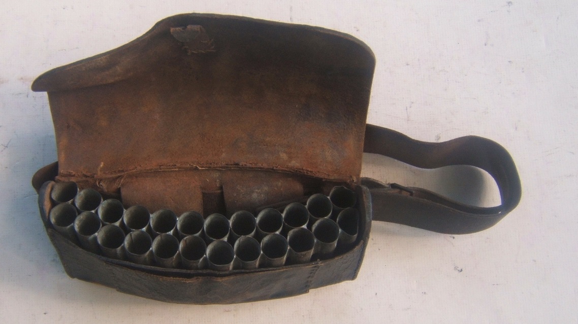  A VERY GOOD AMERICAN-MADE REVOLUTIONARY WAR PERIOD AMERICAN SOLDIER'S WAIST-TYPE CARTRIDGE BOX w/ ITS ORIGINAL LEATHER WAIST-BELT, ca. 1770s view 2