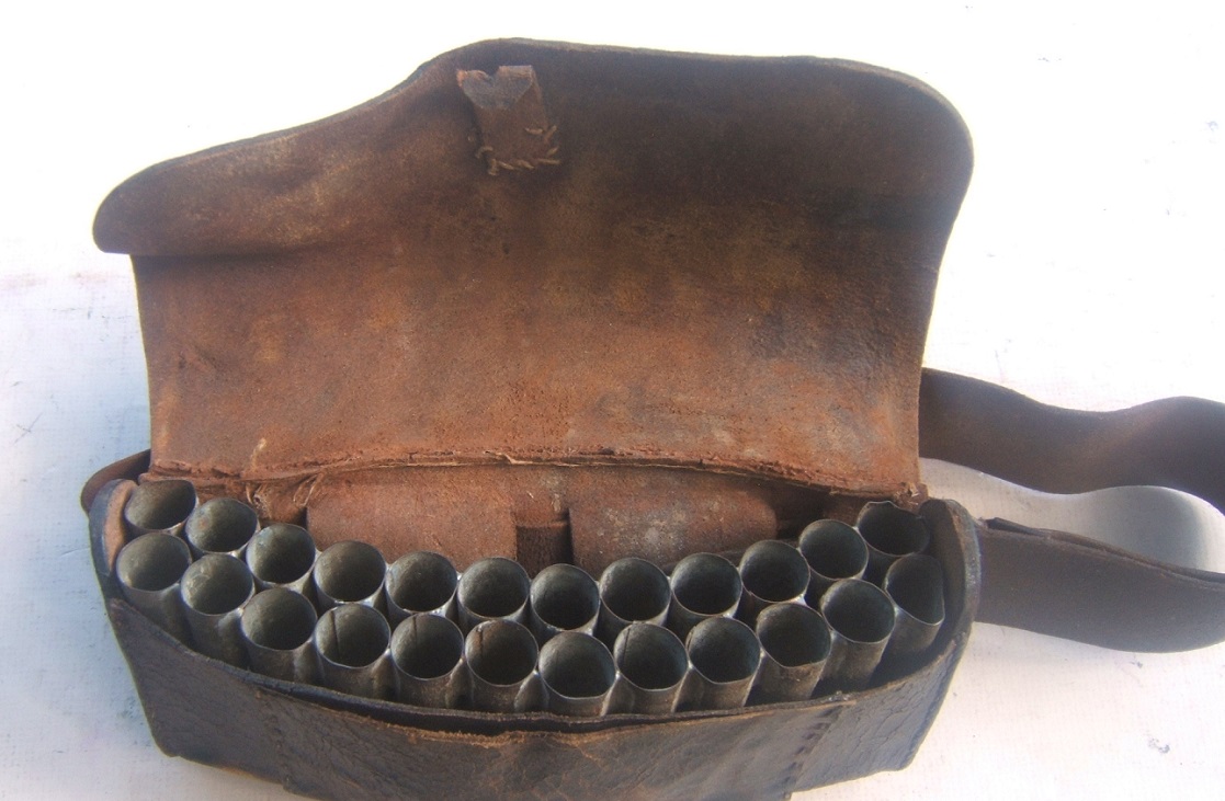  A VERY GOOD AMERICAN-MADE REVOLUTIONARY WAR PERIOD AMERICAN SOLDIER'S WAIST-TYPE CARTRIDGE BOX w/ ITS ORIGINAL LEATHER WAIST-BELT, ca. 1770s view 3