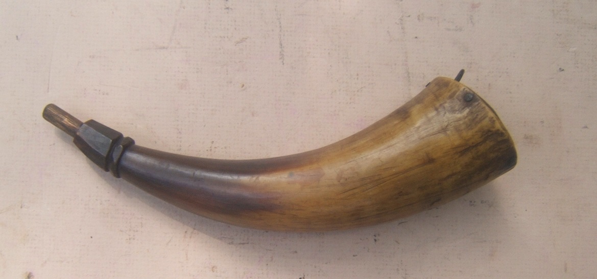  A VERY GOOD AMERICAN REVOLUTIONARY WAR PERIOD POWDER HORN, ca. 1770 view 2