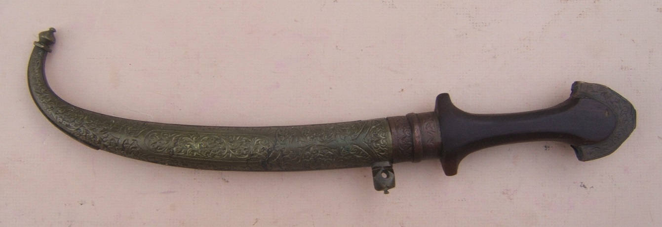 A VERY GOOD EARLY 20th CENTURY MOROCCAN JAMBIYA WITH DECORATIVELY EMBOSSED BRASS SCABBARD, ca. 1900 view3