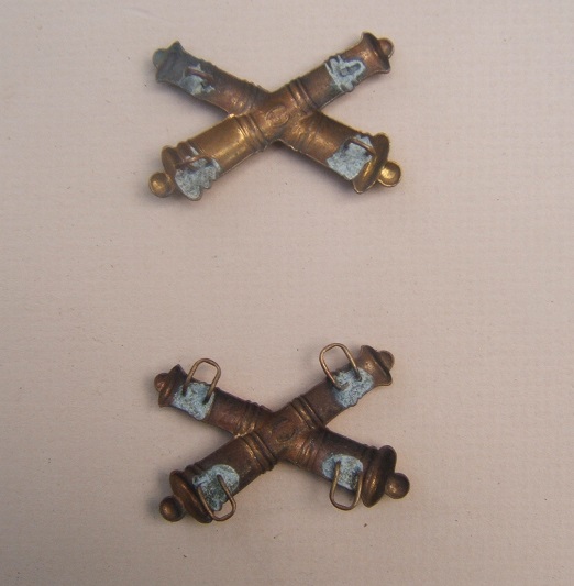 A VERY FINE PAIR OF AMERICAN INDIAN WAR PERIOD US MODEL 1872 CROSSED CANNONS ARTILLERY INSIGNIA view1