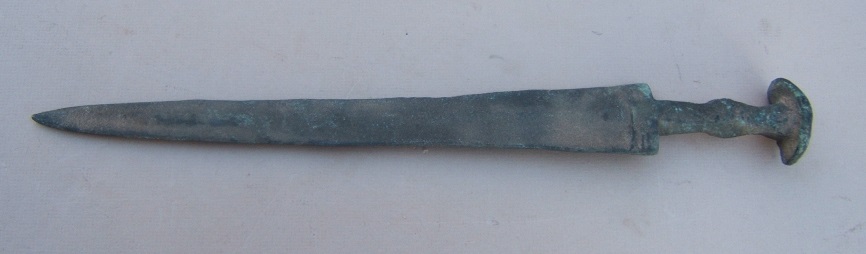 A FINE BRONZE AGE SHORT SWORD, ca. 1000 BC view 2