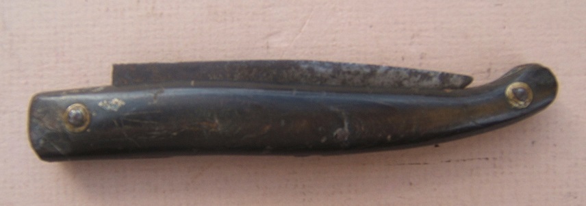 A VERY GOOD REVOLUTIONARY WAR PERIOD FOLDING POCKET-KNIFE WITH CARVED HORN GRIP, ca. 1770 view 1