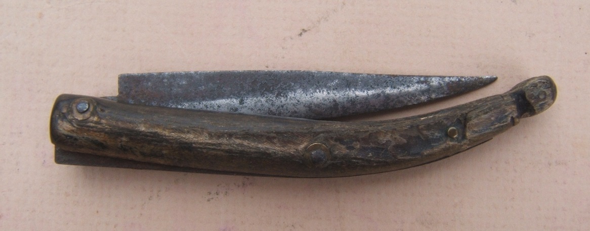 A VERY GOOD COLONIAL/AMERICAN REVOLUTIONARY WAR PERIOD FOLDING POCKET-KNIFE WITH CARVED HORN GRIP, ca. 1760 view 3