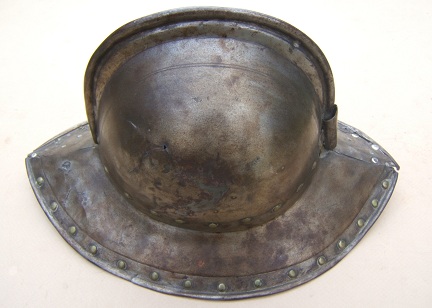 A VERY GOOD 17TH CENTURY ENGLISH CIVIL WAR PERIOD PIKEMAN'S POT-HELMET, ca. 1640s front