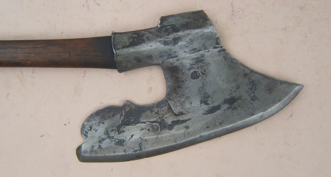 A FINE EARLY 16TH/17TH CENTURY EUROPEAN (GERMAN?) FELLING AXE, ca. 1550-1600 front