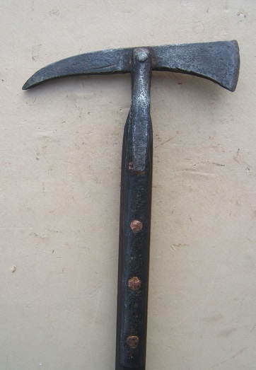 A VERY GOOD EARLY 17th CENTURY GERMAN/EASTERN EUROPEAN MILITARY HORSEMAN’S FIGHTING AXE, ca. 1600 front