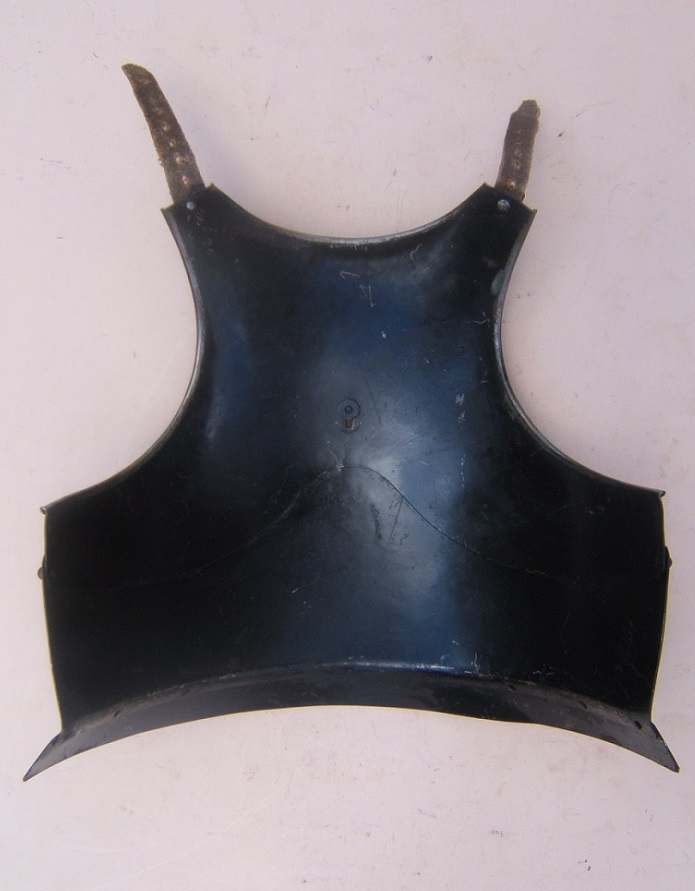 A VERY GOOD 19th CENTURY/VICTORIAN PERIOD COPY OF A 15TH CENTURY GERMAN BREASTPLATE, ca. 1900 back