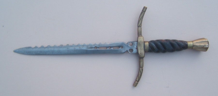 A (MODERN) 20th CENTURY COPY OF AN EARLY-17TH CENTURY GERMAN BRASS-MOUNTED MAIN-GAUCHE/LEFT-HAND DAGGER W/ WOODEN GRIP, ca. 1970 front