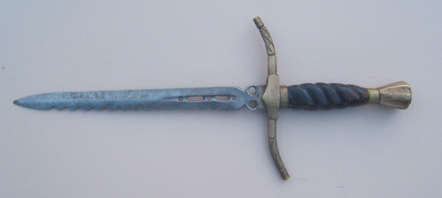 A (MODERN) 20th CENTURY COPY OF AN EARLY-17TH CENTURY GERMAN BRASS-MOUNTED MAIN-GAUCHE/LEFT-HAND DAGGER W/ WOODEN GRIP, ca. 1970 front