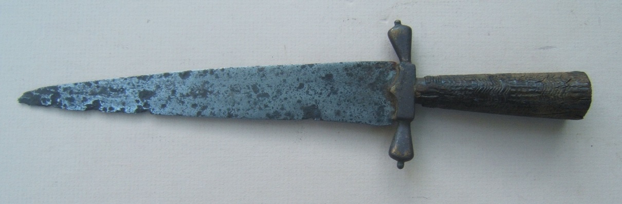 A VERY GOOD EARLY COLONIAL PERIOD 17TH-18TH CENTURY DUTCH/ENGLISH FIGHTING KNIFE-DAGGER, ca. 1680-1700