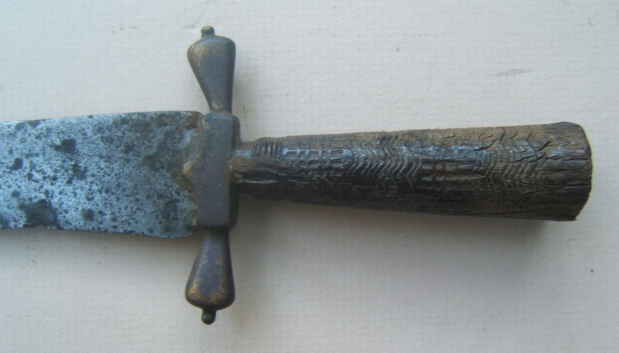 A VERY GOOD EARLY COLONIAL PERIOD 17TH-18TH CENTURY DUTCH/ENGLISH FIGHTING KNIFE-DAGGER, ca. 1680-1700