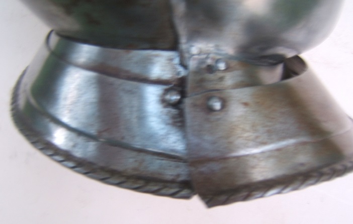 A VERY GOOD QUALITY VICTORIAN/EDWARDIAN PERIOD GERMAN CLOSED-HELMET, ca. 1580/1900 front