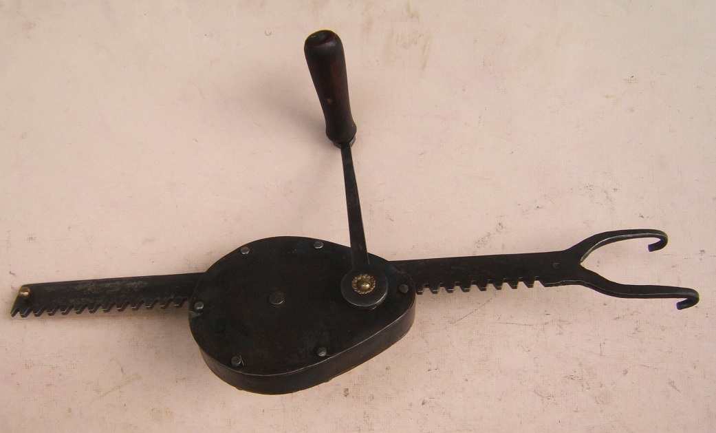 A VERY GOOD & LARGE-SIZE COPY LATE 17th/EARLY 18th CENTURY GERMAN CROSSBOW CRANEQUIN, ca. 1650/1900 front