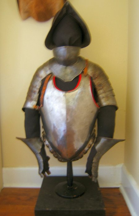 AA VERY GOOD & DECORATIVE COMPOSITE HALF SUIT OF ARMOUR, ca. 1600s & 1900s 