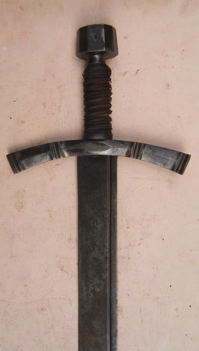 A VERY FINE QUALITY VICTORIAN PERIOD COPY OF A LATE 15TH/EARLY 16TH CENTURY GERMAN/ITALIAN FALCHION SWORD, ca. 1490/1890 front