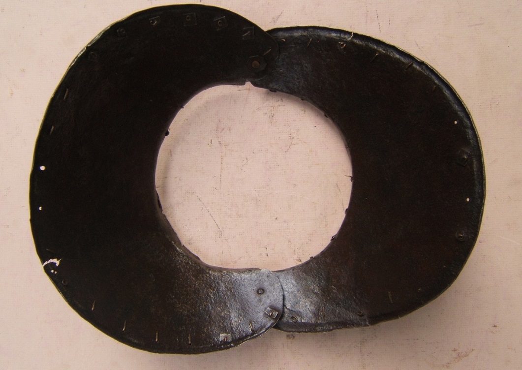 A VERY GOOD EARLY LATE 16TH/EARLY 17TH CENTURY POLISH/GERMAN GORGET-COLLAR, ca. 1600 back