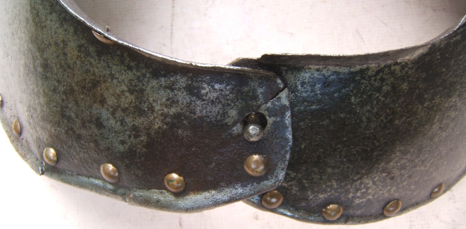 A VERY GOOD EARLY LATE 16TH/EARLY 17TH CENTURY POLISH/GERMAN GORGET-COLLAR, ca. 1600 back