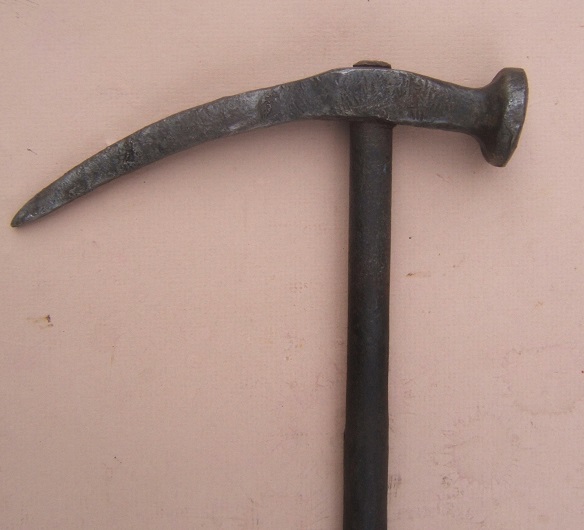 A VERY GOOD LARGE-SIZE 17TH CENTURY GERMAN/HUNGARIAN WAR-HAMMER, ca. 1650 (on VICTORIAN PERIOD WROUGHT IRON HAFT front