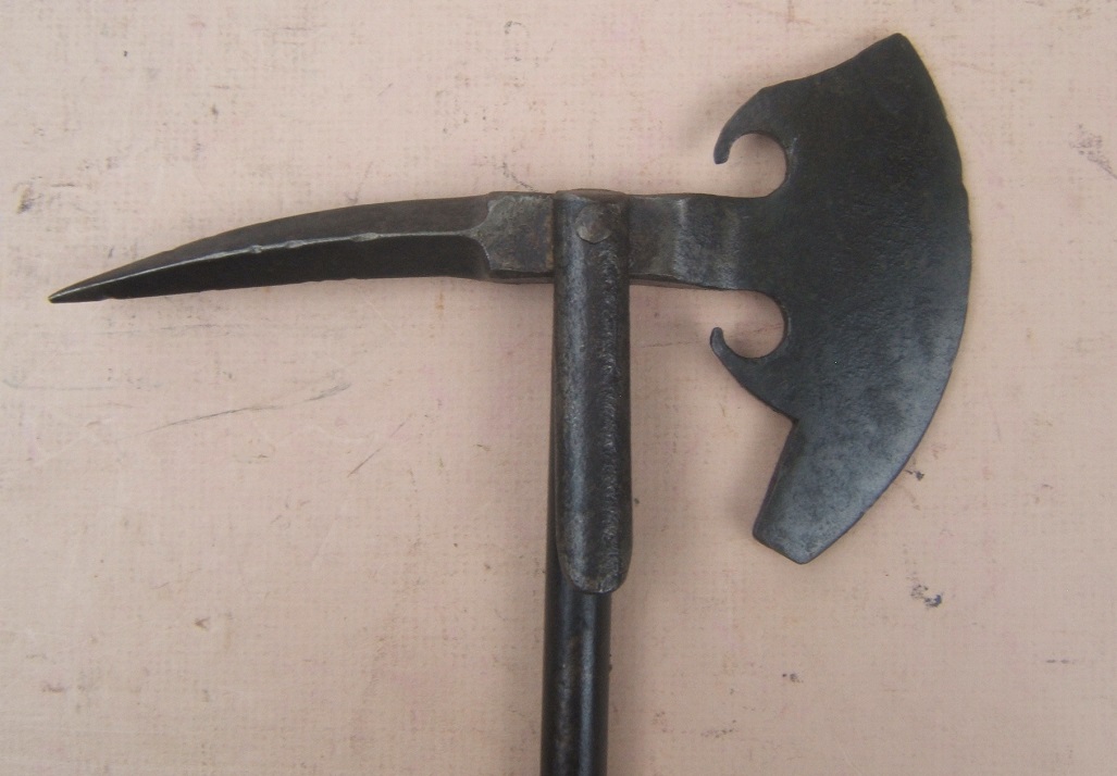 VERY GOOD 17th CENTURY EUROPEAN HORSEMAN'S-AXE/WAR-HAMMER, ca. 1600 front