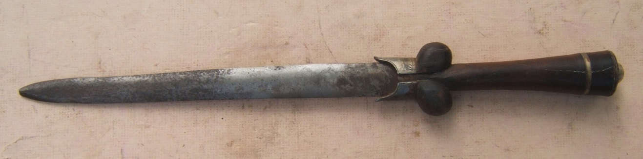 A VERY GOOD LATE 19th/EARLY 20th CENTURY VICTORIAN/EDWARDIAN PERIOD COPY OF A 15th CENTURY BOLLOCK KNIFE/KIDNEY DAGGER, ca. 1890-1920 front