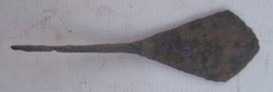 A VERY GOOD ANCIENT ROMAN WROUGHT IRON KITE-SHAPED ARROWHEAD, ca. 100 AD front