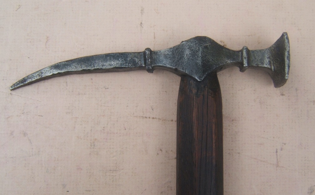 A VERY GOOD 16th/ 17th CENTURY EASTERN EUROPEAN (Polish/Hungarian?) WAR-HAMMER, ca. 1650 (ON LATER HAFT)