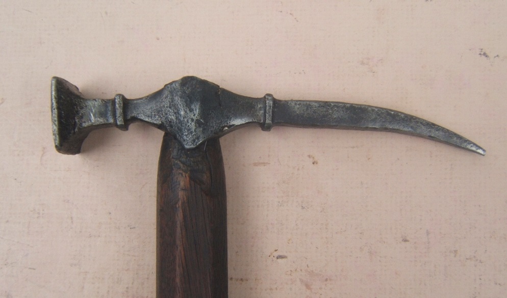 A VERY GOOD 16th/ 17th CENTURY EASTERN EUROPEAN (Polish/Hungarian?) WAR-HAMMER, ca. 1650 (ON LATER HAFT)