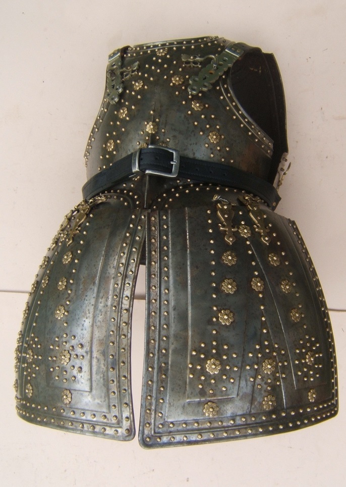 A FINE VICTORIAN PERIOD/EARLY 20TH CENTURY COPY OF A 17TH CENTURY ENGLISH CIVIL WAR PERIOD PIKEMAN'S ARMOUR, ca. 1640/1930 front