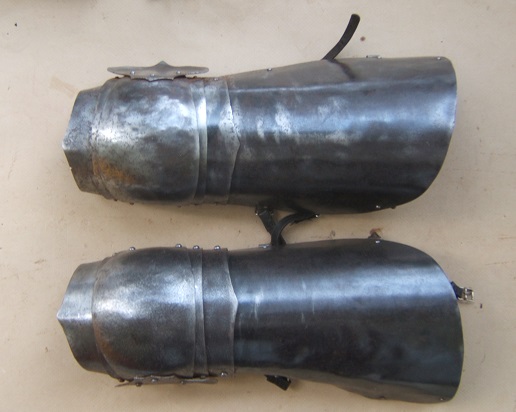A VERY GOOD PAIR OF VICTORIAN/EDWARDIAN ERA COPIES OF 16th CENTURY GERMAN THIGH & KNEE DEFENSES, ca. 1910 front