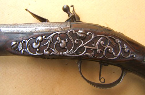 A VERY GOOD+ UNTOUCHED EARLY 18TH CENTURY FRENCH FLINTLOCK HOLSTER PISTOL, ca. 1710s view 3