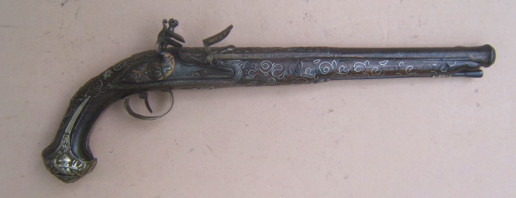 A VERY FINE QUALITY FRENCH SILVER MOUNTED & GOLD DAMASCENED FLINTLOCK HOLSTER PISTOL, by “PEYRTE DUMAREST” (FOR EASTERN/TURKISH MARKET, ca. 1780 view 1