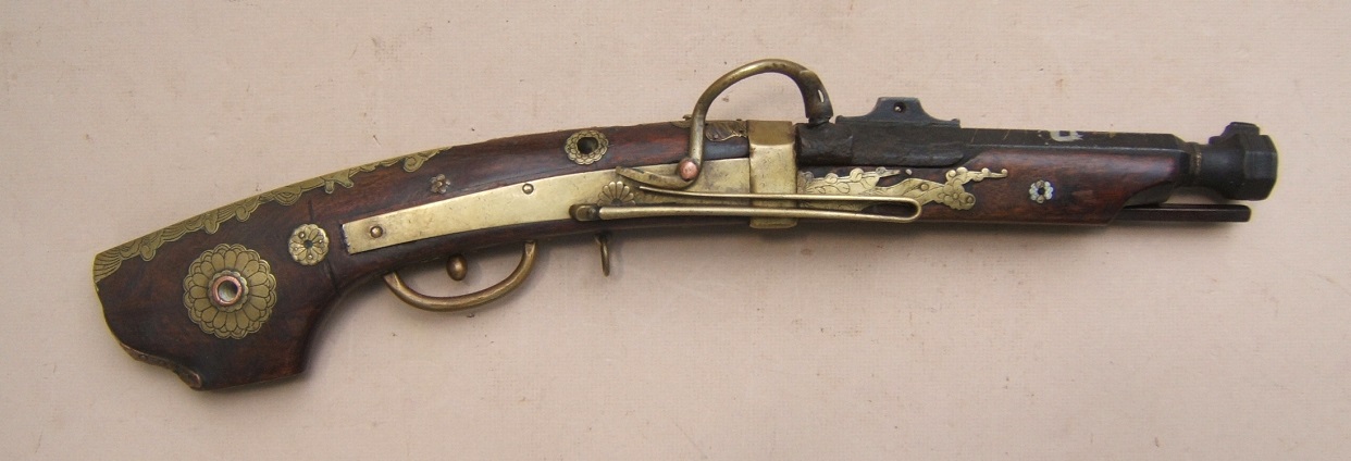 A VERY FINE QUALITY EDO PERIOD JAPANESE SNAP MATCHLOCK “TEMPLE” PISTOL, ca. 1800 view 1
