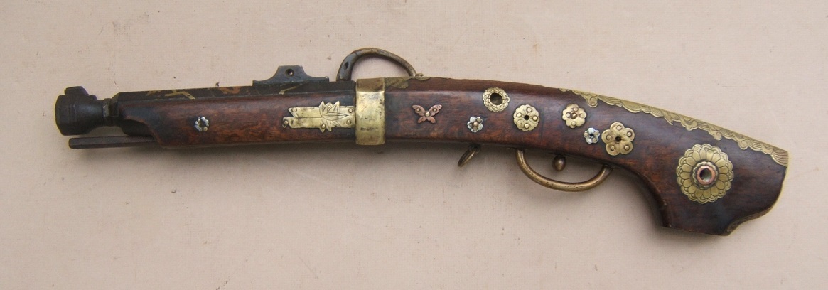 A VERY FINE QUALITY EDO PERIOD JAPANESE SNAP MATCHLOCK “TEMPLE” PISTOL, ca. 1800 view 2
